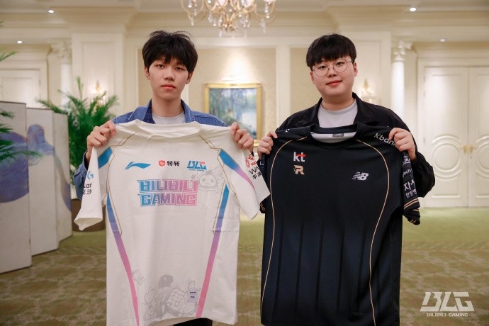 BLG俱乐部分享照片：ON与KT辅助选手Peter互换队服~